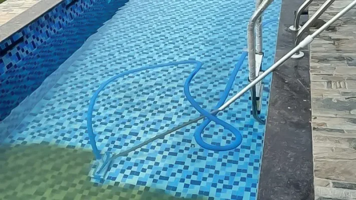 Hút cặn đáy bể bơi