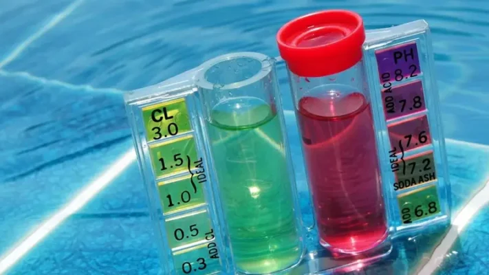 Kiểm tra cân bằng hóa chất trong bể bơi