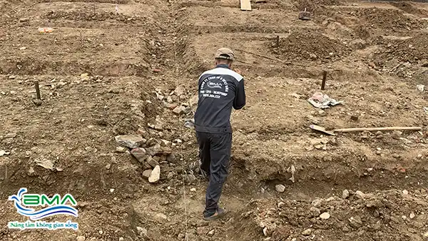 Thi Công Bể Bơi Bê Tông Chuẩn Kỹ Thuật, Bền Đẹp Theo Thời Gian 7 Đào đất chuẩn bị đổ móng