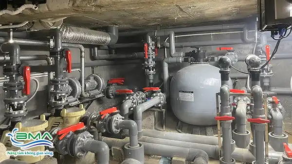 Thi Công Bể Bơi Bê Tông Chuẩn Kỹ Thuật, Bền Đẹp Theo Thời Gian 12 Lắp đặt hệ thống thiết bị